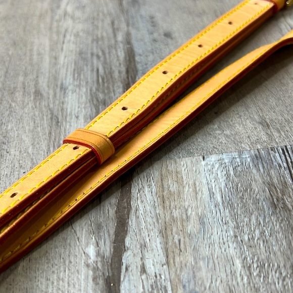 Louis Vuitton Artsy MM with Original Box and dust bag. Bonus shoulder strap. - Picture 17 of 17